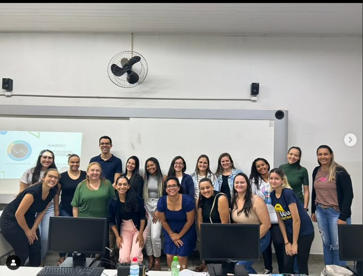 Turma de Excel do Instituto Samaritano em laboratório de informática