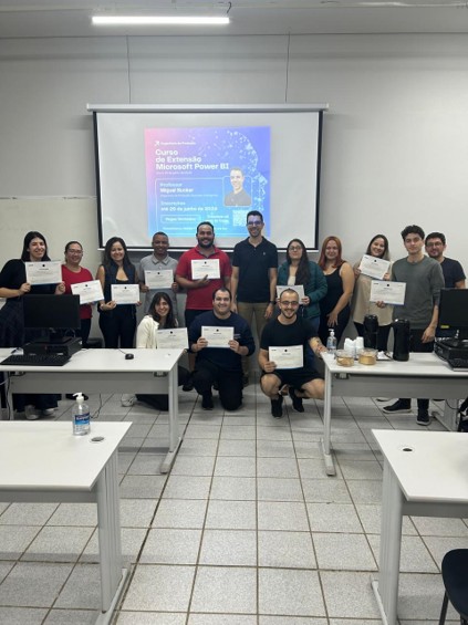Turma do curso de extensão de Power BI na UNIFACEF com certificados